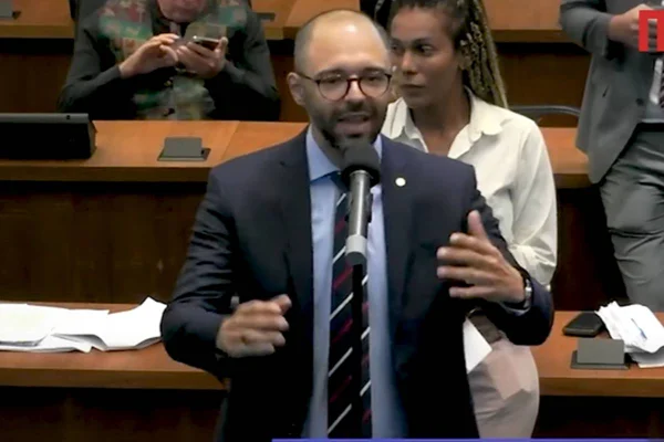 “Tá com fuzil na mão? Tem que ser neutralizado”, diz deputado do Rio