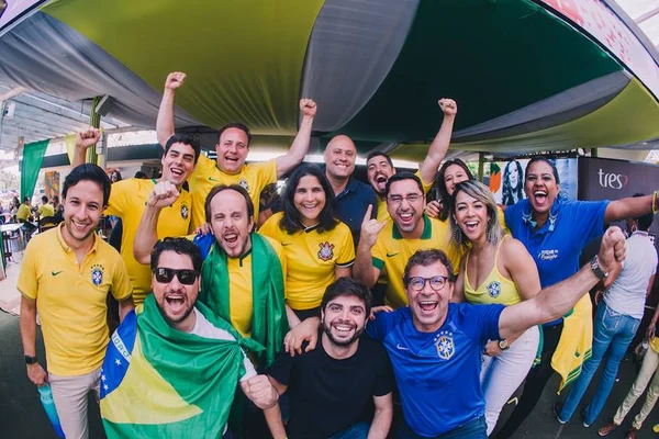 Segundo jogo do Brasil na Copa do Mundo agita restaurante Oliver