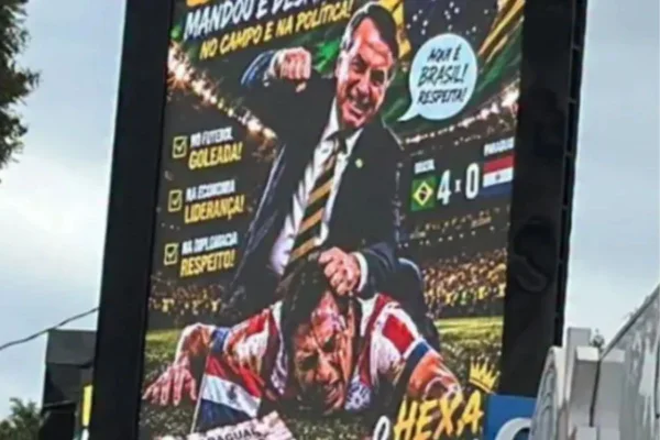 Foto colorida de imagens geradas por inteligência artificial do ex-presidente Jair Bolsonaro (PL) agredindo o zagueiro paraguaio Gustavo Gómez - Metrópoles
