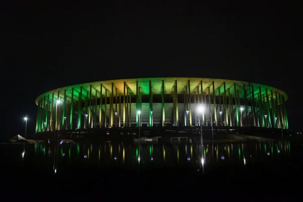 Foto colorida do estádio Mané Garrincha - Metrópoles