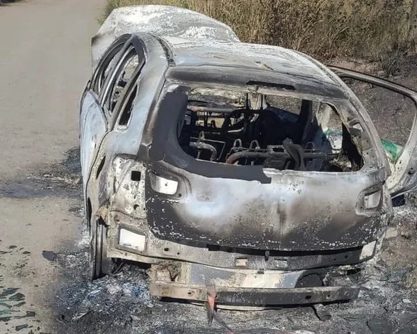 Imagem colorida de um carro carbonizado - Metrópoles