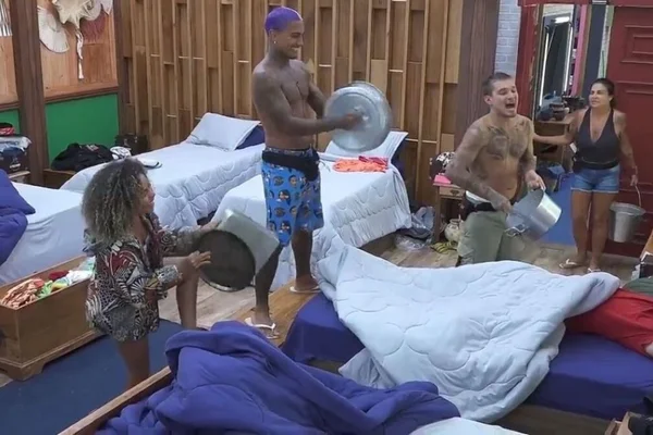Lei do retorno? Sthefane, Dynho e MC Gui acordam Rico com panelas