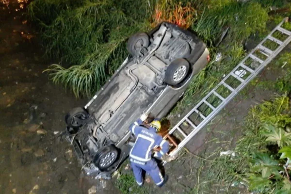 Motorista passa reto em curva e é socorrido após cair em rio de Curitiba