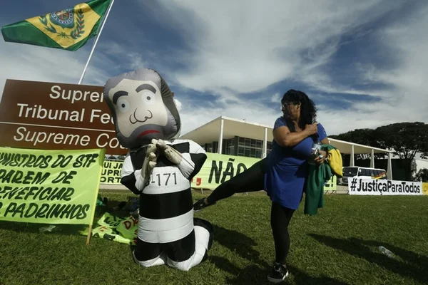 Do lado de fora do STF, entrega de alimentos e confusão com pixuleco