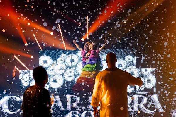 César Serra festeja a chegada dos 60 anos em noite glamourosa e alto astral - destaque galeria