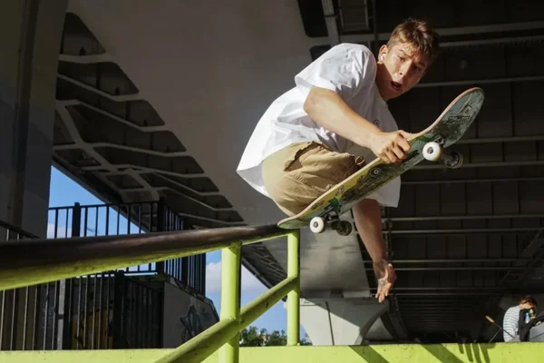 Jovem russo sem pernas brilha no Mundial de Skate Adaptado