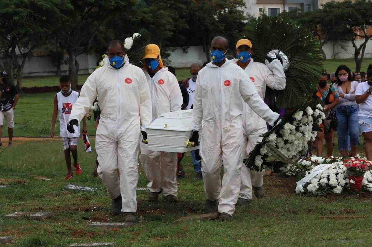Enterro do corpo do menino Kaio, de 8 anos, morto com tiro na cabeça enquanto brincava em uma festa
Enterro do corpo do menino Kaio, de 8 anos, morto com tiro na cabeça enquanto brincava em uma festa