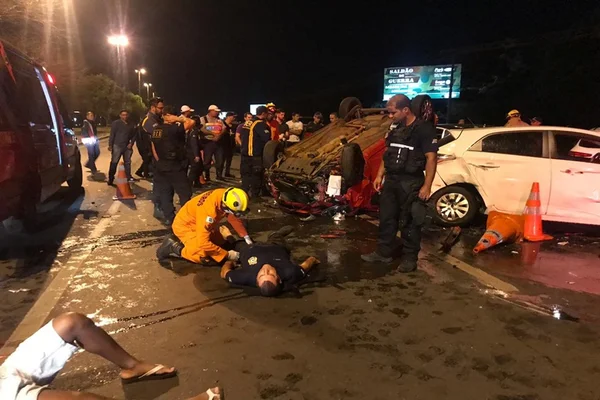 No DF, motorista bêbado fura blitz e atropela três agentes de trânsito