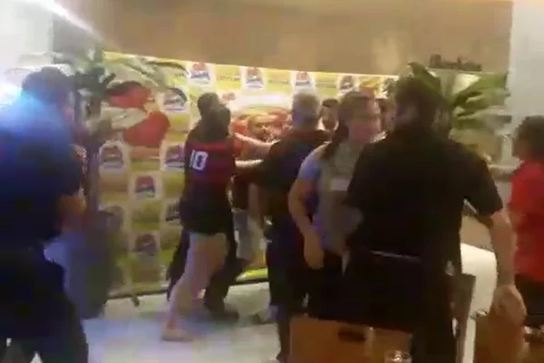 Vídeo. Briga por molho provoca pancadaria generalizada em bar no DF