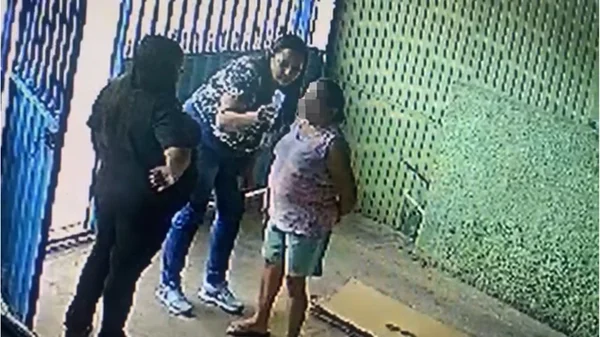 mulheres tirando selfie