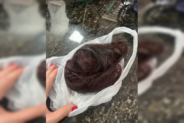 O cabelo que foi cortado em uma sacola