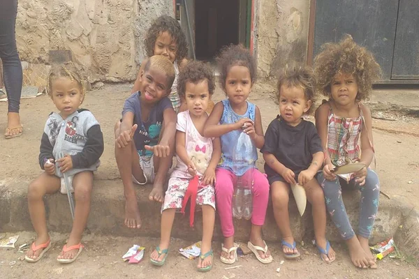 Família com 10 crianças pede socorro após incêndio destruir toda casa