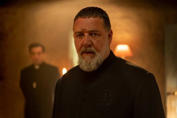 Russell Crowe como padre Gabriele Amorth em O Exorcista do Papa