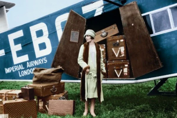 Mulher com malas Louis Vuitton