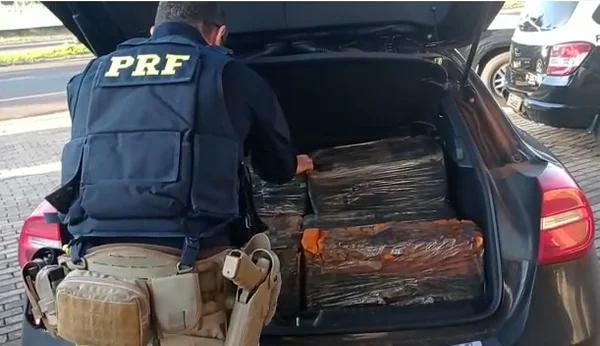 PRF apreende 300kg de maconha em carro de luxo