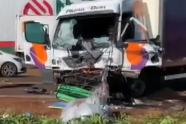 Caminhão após acidente com carro que matou família em rodovia no Paraná