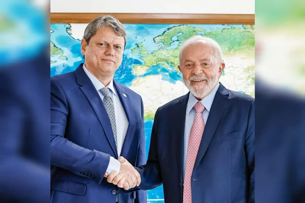 O governador de São Paulo, Tarcísio de Freitas, aperta a mão do presidente Lula
