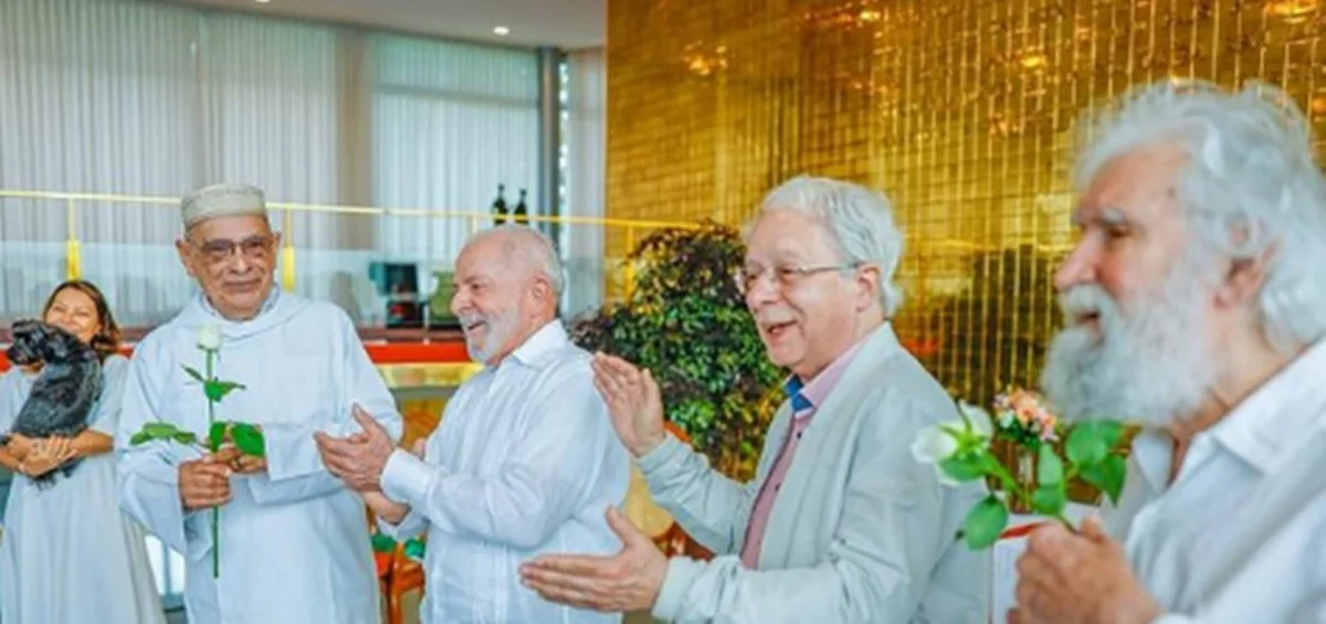 Lula recebe religiosos que o visitaram na cadeia em ato ecumênico - imagem 1 Lula recebe religiosos que o visitaram na cadeia em ato ecumênico - imagem 1