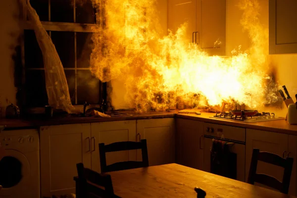 Foto colorida de uma cozinha pegando fogo - Metrópoles