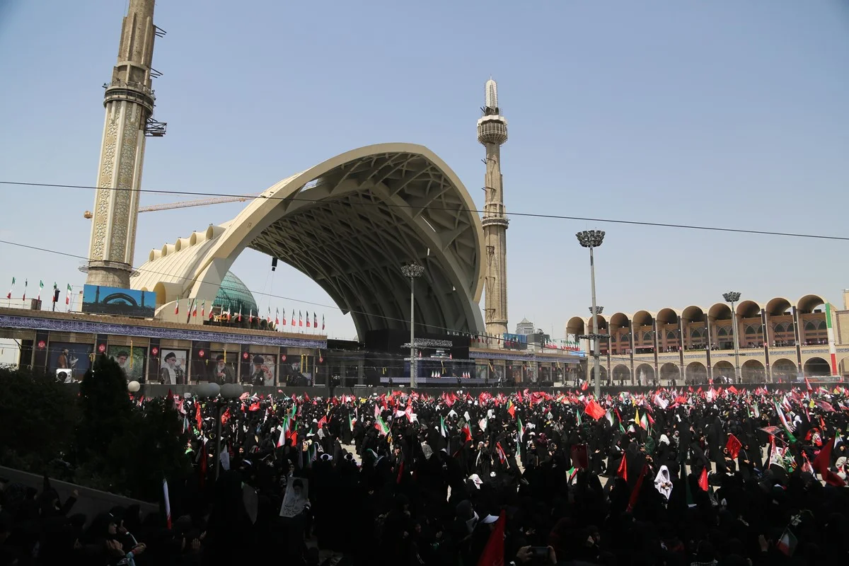 Imagens mostram milhares de iranianos em despedida de Ali Khamenei - imagem 2 Imagens mostram milhares de iranianos em despedida de Ali Khamenei - imagem 2
