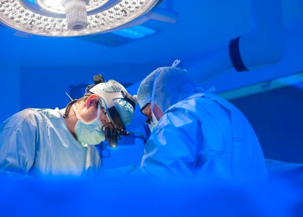 Foto colorida de dois médicos em cirurgia - Metrópoles