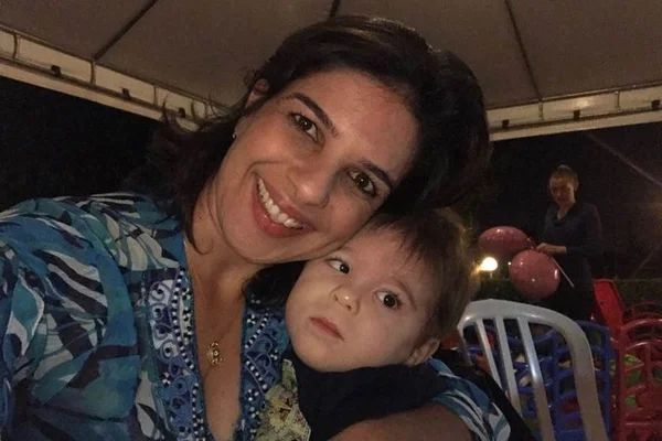 Mãe precisa de R$ 300 mil e cria vaquinha para salvar a visão do filho