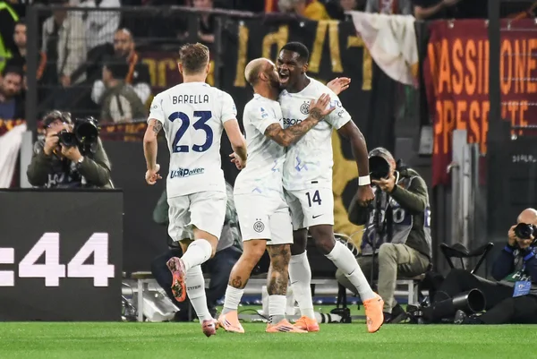 Jogadores da Inter de Milão comemorando gol da vitória sobre a Roma no Campeonato Italiano