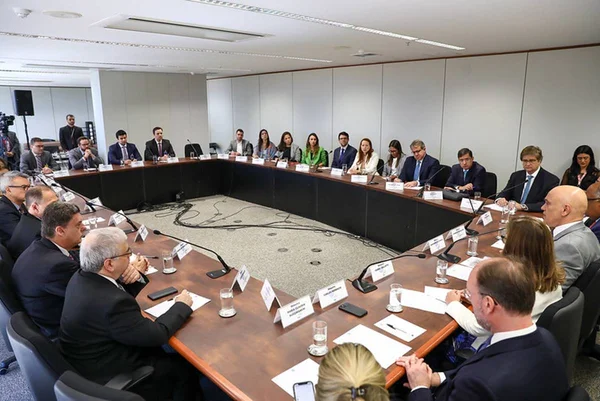 Reunião do TSE com representantes de plataformas digitais. Na mesa em forma retangular, o ministro e presidente do tribunal Alexandre de Moraes aparece no canto direito - Metrópoles