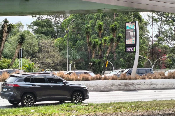 Termômetro marca 40 graus na Avenida Rubem Berta, perto do Ibirapuera - Metrópoles