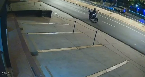 Imagem colorida mostra uma pessoa em cima de uma moto apontando uma arma e dando um tiro. Ele seria um PM que foi alvo de uma tentativa de assalto em uma avenida em Ribeirão Preto - Metrópoles