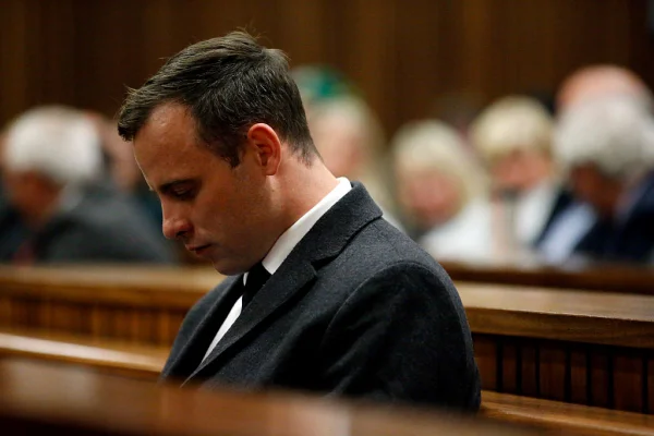 Imagem colorida de Oscar Pistorius, atleta paralímpico que foi condenado por assassinar sua esposa- Metrópoles