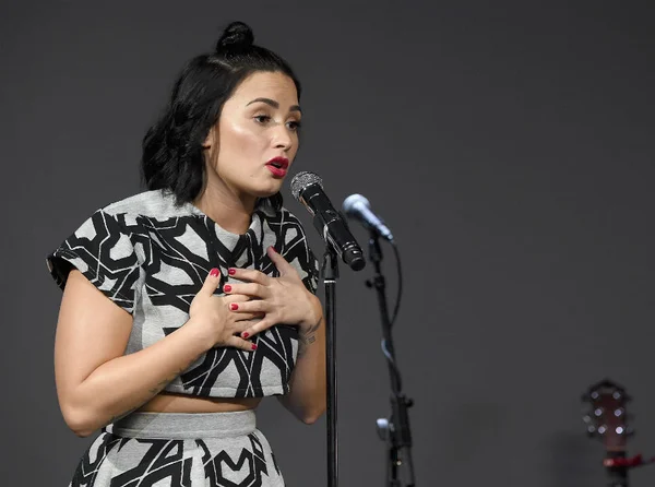Demi Lovato lança linha completa de maquiagem com preço acessível