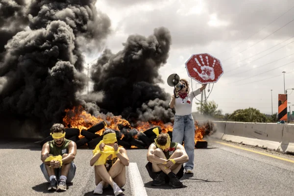 Manifestantes israelenses protestam manifestação bloqueiam vias em Tel Aviv e exigem um acordo para a libertação de reféns israelenses em Gaza