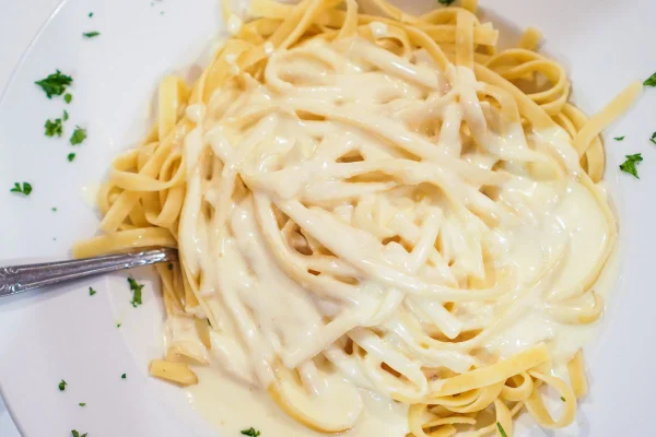 Macarrão ao molho branco