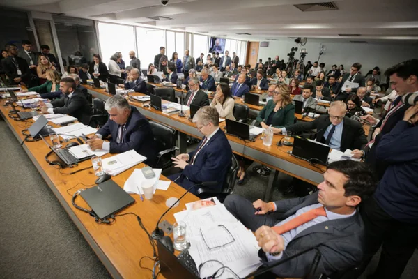 Imagem colorida mostra parlamentares na CPMI do INSS - Metrópoles
