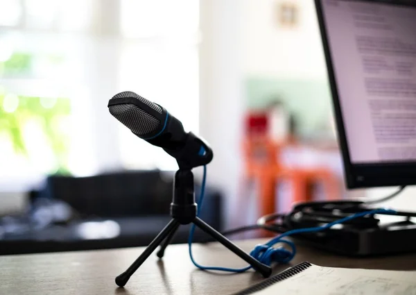 Microfone para podcast -- Metrópoles