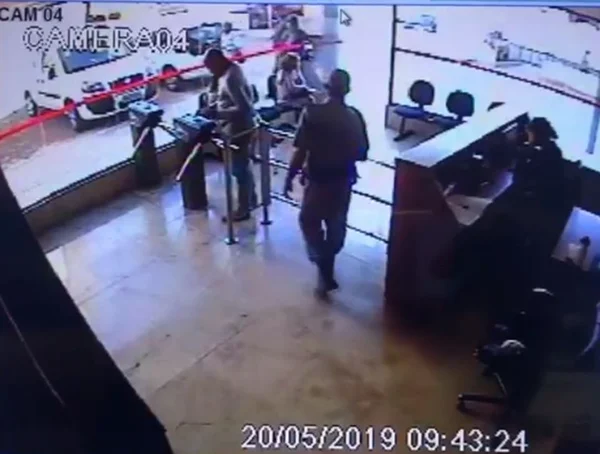 Vídeo mostra policial entrando em prédio para matar servidora
