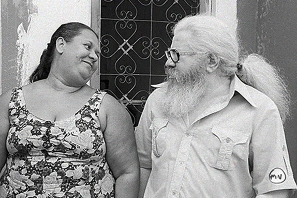 imagem em preto e branco de Hermeto Pascoal e Ilza