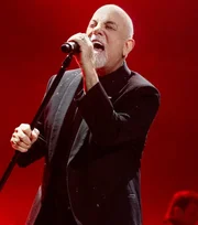 Billy Joel é clicado durante show Billy Joel é clicado durante show