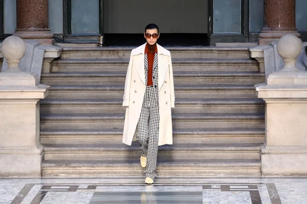 Primavera/verão 2020 de Victoria Beckham traz alfaiataria setentista