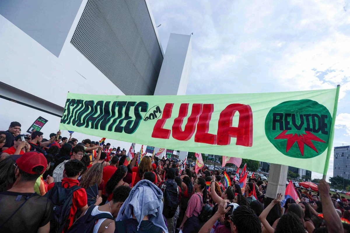 “Soberania e reeleição de Lula”: estudantes fazem ato no Museu da República - imagem 9 “Soberania e reeleição de Lula”: estudantes fazem ato no Museu da República - imagem 9