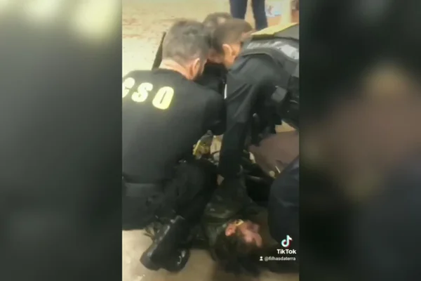 Homem negro é jogado ao chão e imobilizado no metrô: “Vai machucar ele”