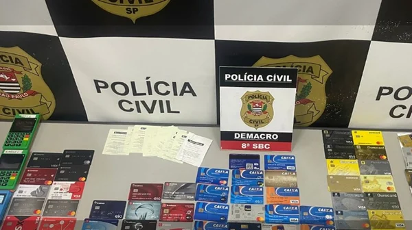 Imagem colorida de cartões de crédito