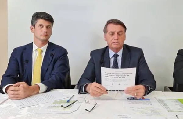 Bolsonaro faz live de 5ª para mostrar relatórios do BNDES