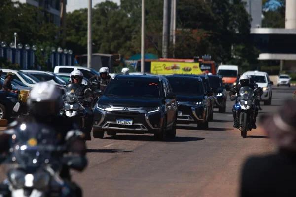 PF conduz o ex-presidente Jair Bolsonaro até hospital