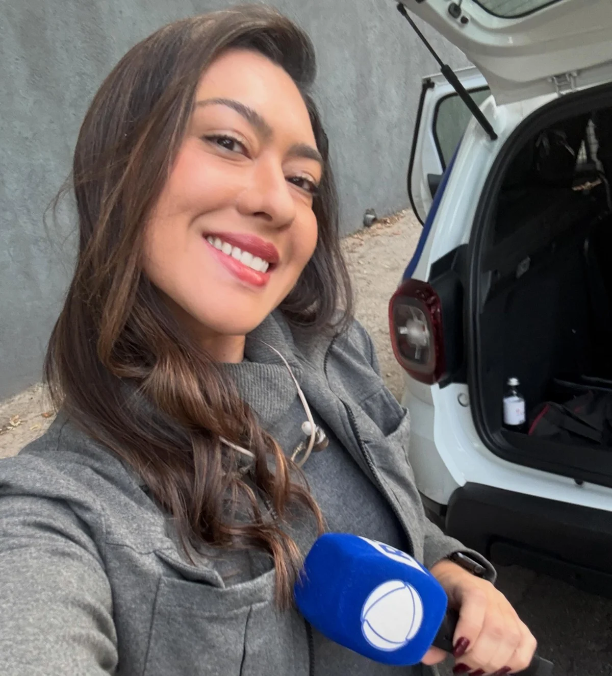 Repórter da Record, Paola Vianna faz selfie durante cobertura Repórter da Record, Paola Vianna faz selfie durante cobertura