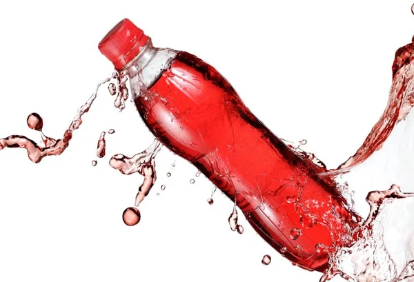 garrafa vermelha com agua , isotonico - metropoles