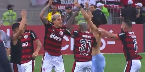 Torcedor é preso após invadir campo e comemorar com elenco do Flamengo