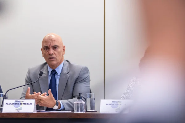 Imagem colorida do ministro Alexandre de Moraes em mesa, com terno cinza - Metrópoles