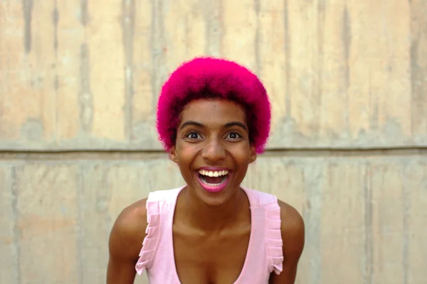 A revolução da negra de cabelo cor de rosa choque